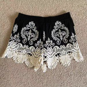 Romeo & Juliet Couture Embroidered Lace Shorts M